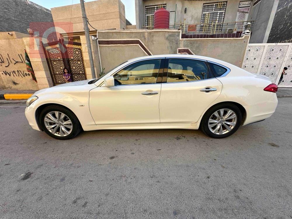 Infiniti M